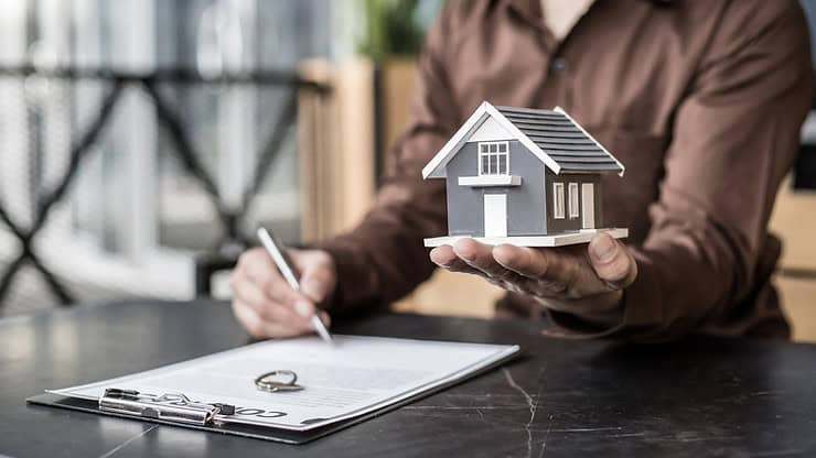 blog finance house in hand