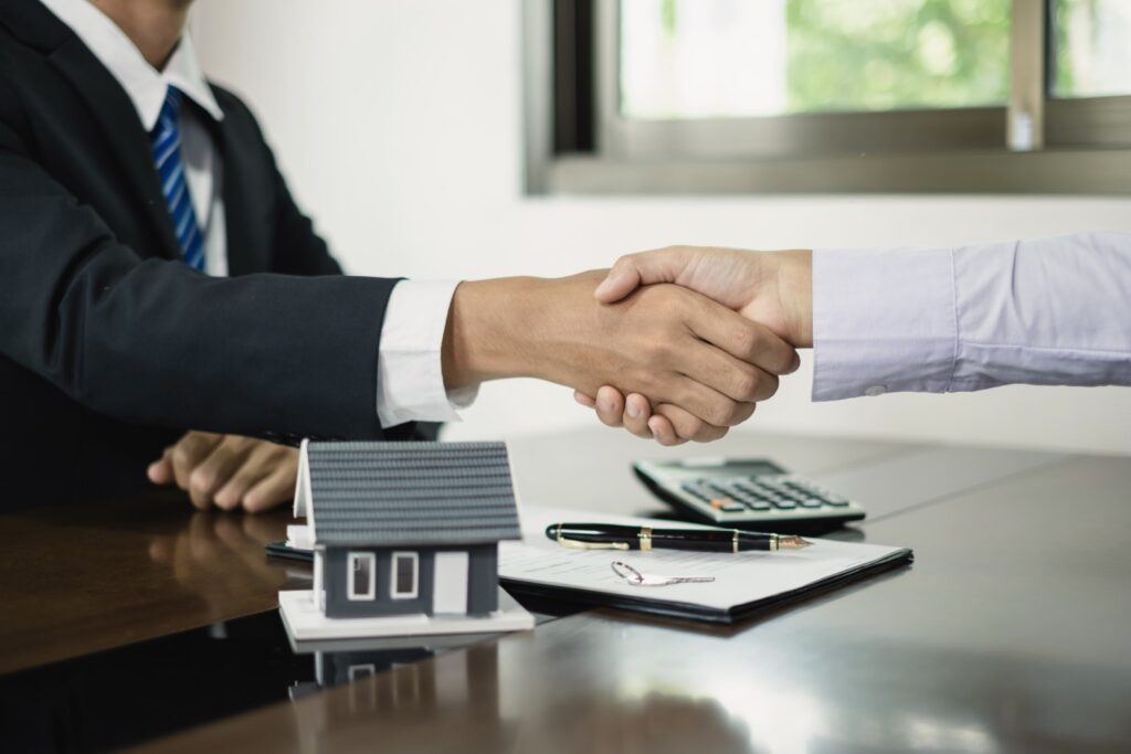 préautorisation hypothécaire real estate agents shake hands