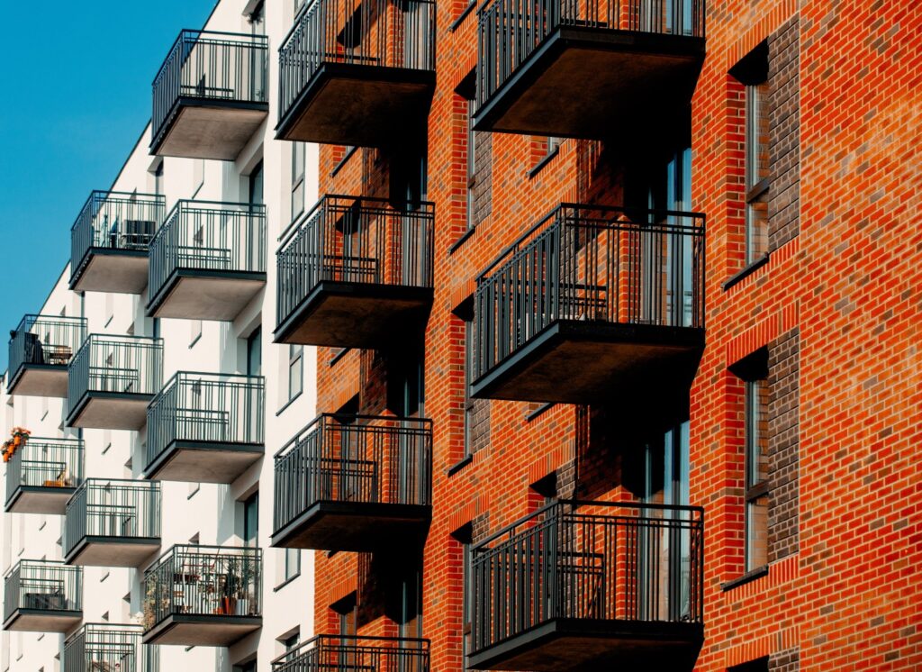 financement immeuble à revenu view of a modern brick apartments