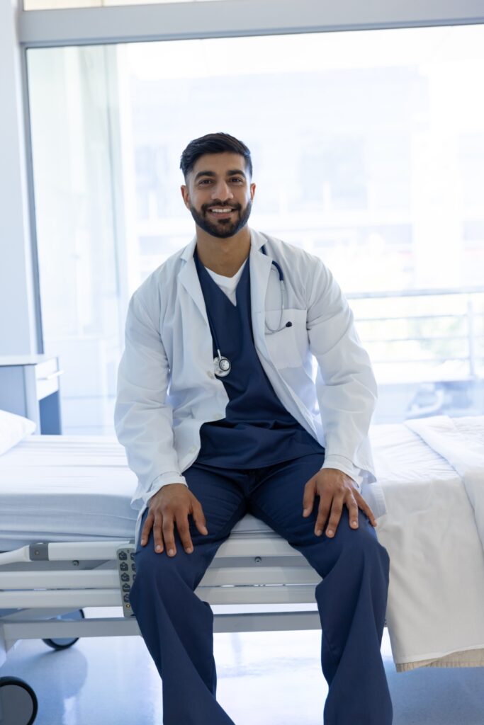 hypothèque pour les professionnels de la santé portrait of happy biracial male doctor sitting on 2025 04 04 03 24 33 utc Large