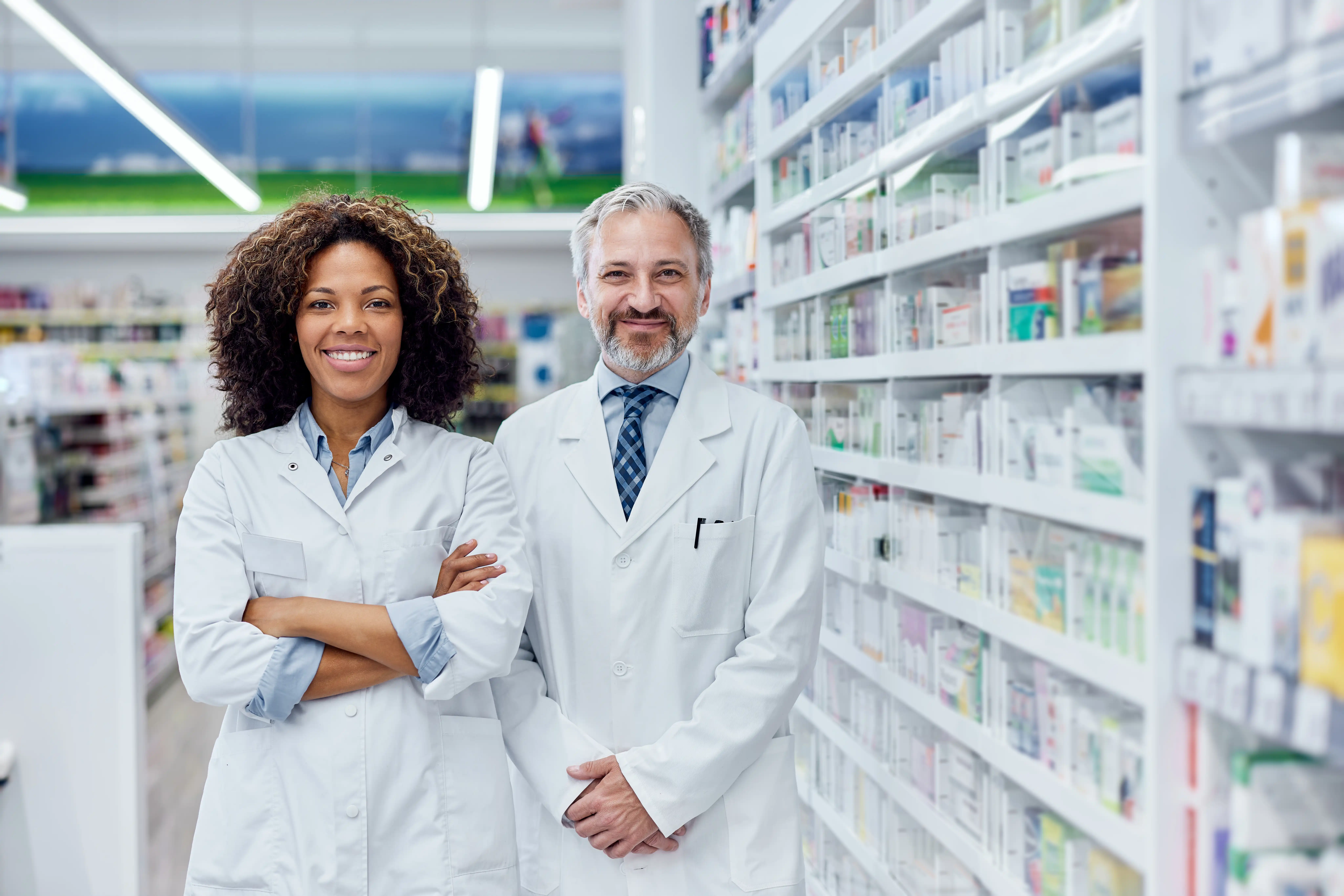 courtiers hypothécaires professional pharmacists smiling in pharmacy setti 2026 01 08 08 15 38 utc